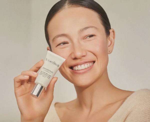 DIAMOND SPF 50 PA+++ OIL-FREE BRILLIANT SUN PROTECTION - Imagen 6
